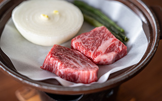 甲州牛と甲州ワインビーフの陶板焼き